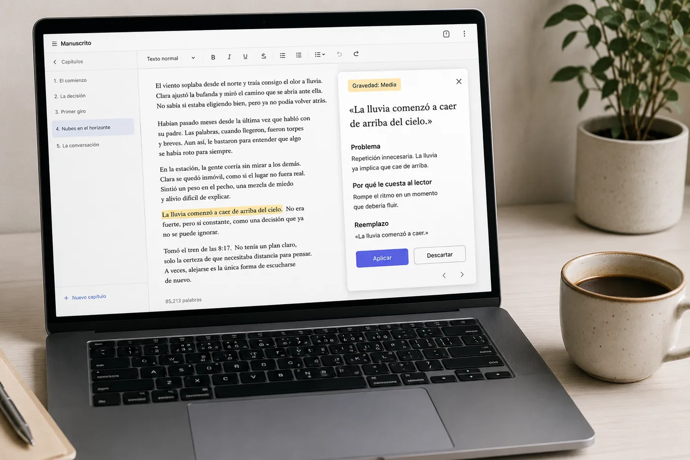 Un portátil sobre un escritorio claro con un manuscrito en español y, a la derecha, una tarjeta de hallazgo: una cita entre comillas latinas, las líneas Problema, Por qué le cuesta al lector y Reemplazo, una etiqueta de gravedad y dos botones Aplicar y Descartar.
